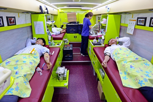 ▲ 신동아건설 임직원들이 헌혈을 하고 있다. ⓒ신동아건설