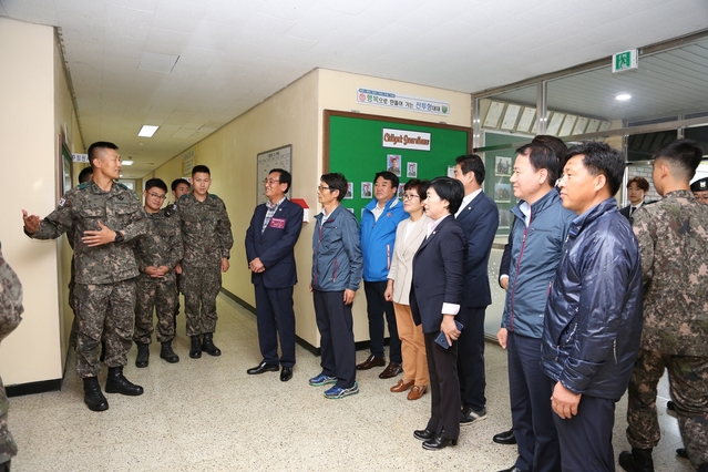 ▲ 칠곡군의회(의장 이재호)는 ‘제71주년 국군의 날’을 맞아 지난 2일 제5837부대 2대대를 찾아 장병들을 격려했다.ⓒ칠곡군