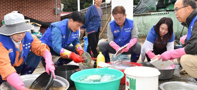 ▲ 이철우 경북도지사(중간)와 경북도 간부공무원이 6일 태풍피해 현장을 찾아 식기를 닦고 있다.ⓒ경북도