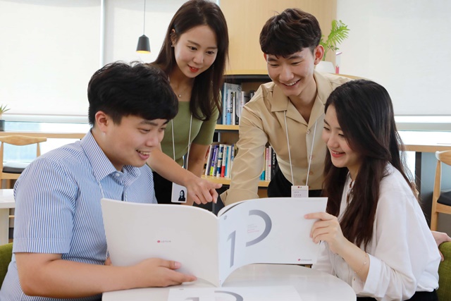 ▲ LG이노텍 직원들이 '2018-19년 지속가능경영 보고서'를 보고 있다. ⓒLG이노텍