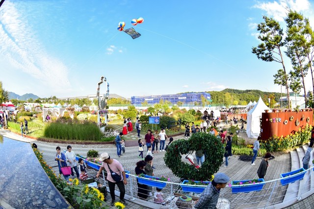 ▲ 제천한방바이오박람회를 찾은 시민과 관광객들.ⓒ제천시