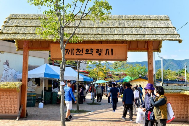 ▲ 제천한방바이오박람회 장내 조성된 '제천약령시장'을 찾은 관광객.ⓒ제천시