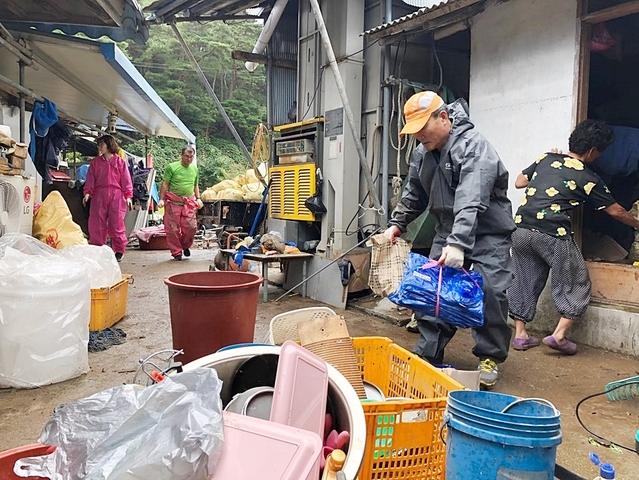 ▲ 수성구대표단이 경북 울진군 온정면에서 태풍 피해 복구 활동을 하고 있다.ⓒ수성구