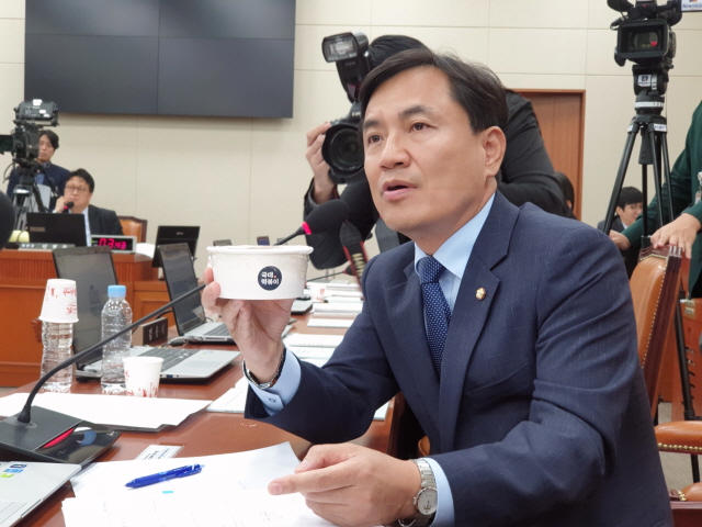▲ 국회 정무위원회 소속 김진태 자유한국당 의원이 7일 공정거래위원회 국정감사장에 '국대떡볶이'를 들고 왔다. ⓒ김진태 의원실
