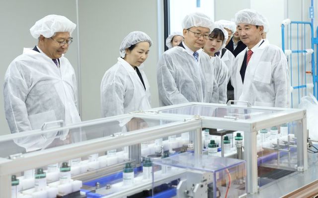 ▲ 세종시를 방문한 중국 구이저우(貴州)성 인민대표회의 상무위원회 대표단이 7일 오전 리봄화장품을 방문했다.ⓒ세종시의회