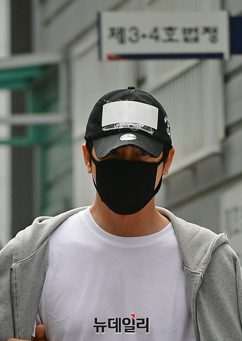 ▲ 성폭행 및 성추행 혐의로 긴급체포된 배우 강지환(43·본명 조태규)이 지난 7월 12일 오전 경기도 성남시 수원지방법원 성남지원에서 열린 영장실질심사를 마치고 법정을 나서고 있다. ⓒ경기 성남=정상윤 기자