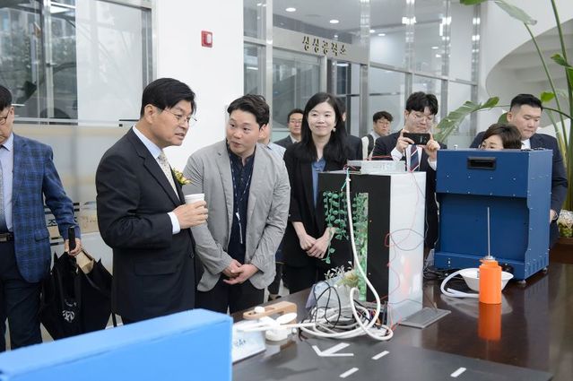 ▲ 세종시가 7일 세종SB플라자 지하 1층에 ‘메이크업 스테이션 인 세종’을 개소한 가운데 이춘희 시장이 시설을 둘러보고 있다.ⓒ세종시