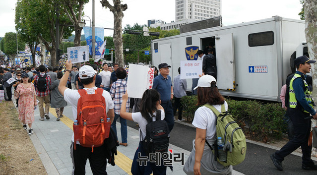 ▲ 3일 '검찰 개혁' 집회 참가자들이 서울시가 설치한 이동화장실을 이용하고 있다. ⓒ뉴데일리 DB
