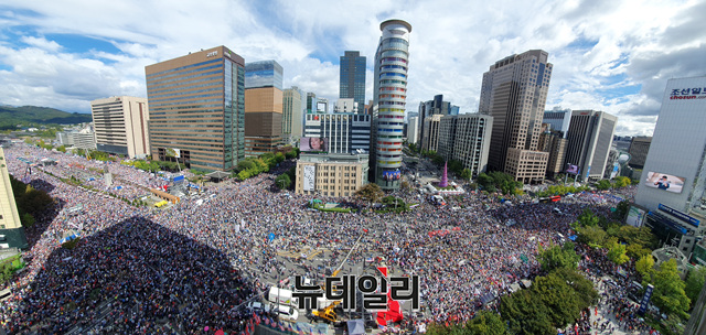 ▲ 3일 '검찰 개혁' 집회 참가자들이 서울시가 설치한 이동화장실을 이용하고 있다. ⓒ뉴데일리 DB