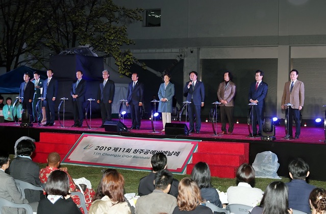 ▲ 2019 청주공예비엔날레 개막식이 7일 오후 청주문화제조창C에서 김정숙 여사와 이시종 충북도지사, 한범덕 조직위원장 등이 참석한 가운데 화려하게 펼쳐졌다. 한범덕 조직위원장이 개회를 선언하고 있다.ⓒ청주시