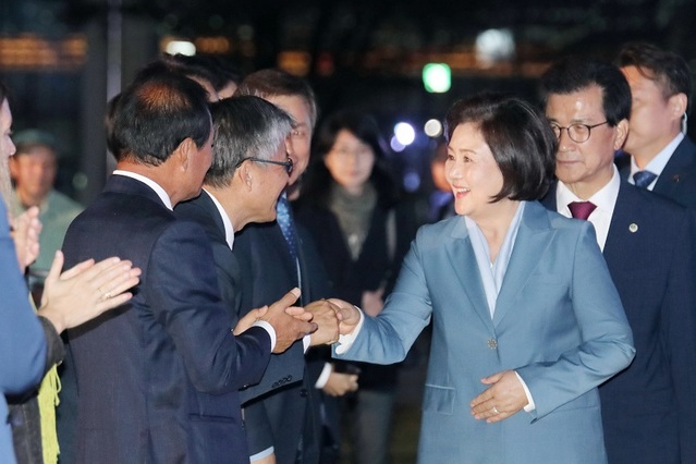 ▲ 문재인 대통령 부인인 김정숙 여사가 7일 오후 2019 청주공예비엔날레 개막식을 앞두고 이시종 충북도지사의 안내로 행사장에 입장하며 장천배 충북도의장 등과 악수를 하고 있다.ⓒ청주시