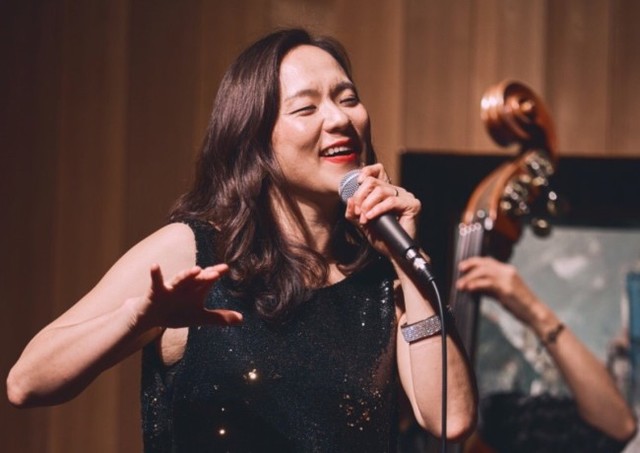 ▲ '샹송이 흐르는 퇴근길' 공연을 맡은 미선레나타.ⓒ소셜베뉴 라움