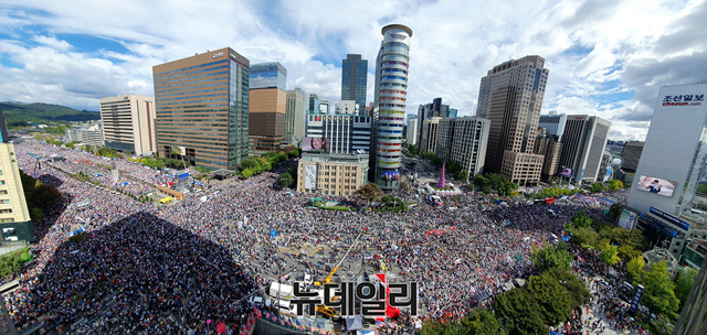 ▲ 문재인 정권과 조국 장관의 사퇴를 촉구하며 3일 오후 광화문 광장에 모인 시민들.ⓒ뉴데일리DB