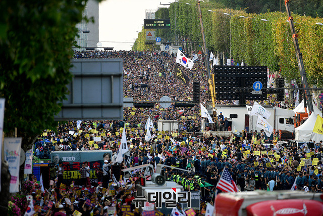 ▲ 조국 수호를 외치며 9월 28일 오후 서울 서초구 중앙지검 앞 도로에 모인 시민들. ⓒ뉴데일리DB