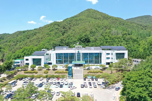 ▲ ‘청송군 군민상’은 매년 군의 명예를 드높이고 지역사회 발전에 헌신한 숨은 공로자를 발굴해 시상한다. 사진은 청송군청.ⓒ청송군