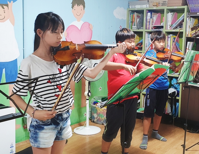 ▲ 칠곡 석적초등학생의 바이올린 연주 장면.ⓒ경북교육청