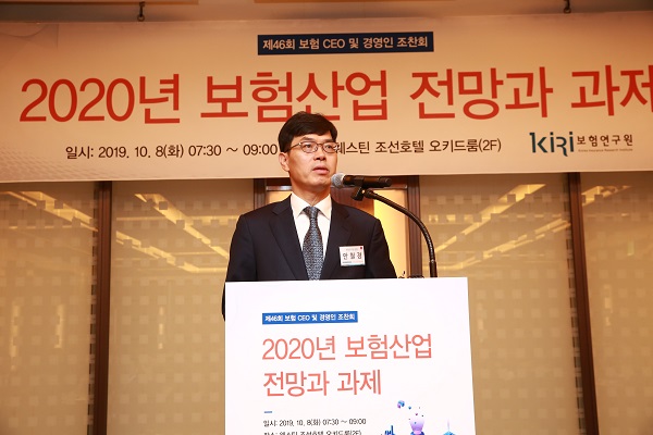 ▲ 8일 서울 중구 웨스틴조선호텔에서 열린 '2020년 보험산업 전망과 과제'를 주제로 한 '제46회 보험 CEO 및 경영인 조찬회'에서 안철경 보험연구원장이 인사말을 하고 있다.ⓒ보험연구원