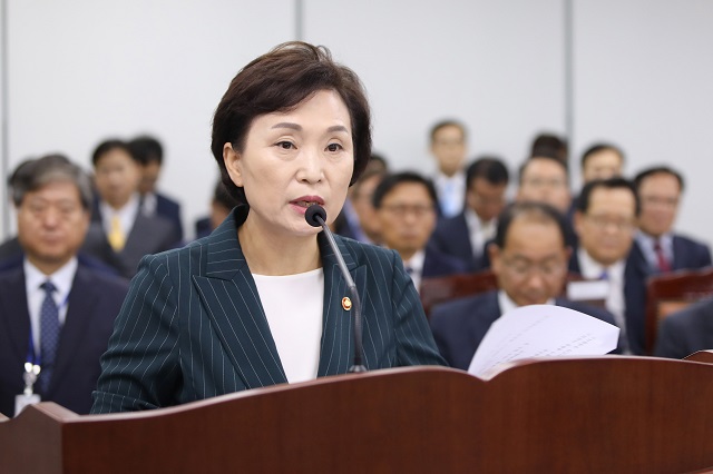 ▲ 김현미 국토교통부 장관이 지난 2일 국토교통위원회 국정감사에서 인사말을 하고 있다.ⓒ국토교통부