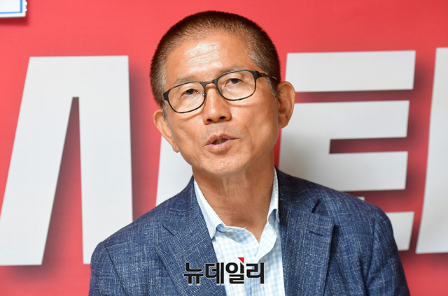 ▲ 김문수 전 경기지사가 7일 오후 청와대 인근 효자로 철야농성장 천막에서 뉴데일리와 인터뷰를 갖고 있다. ⓒ정상윤 기자