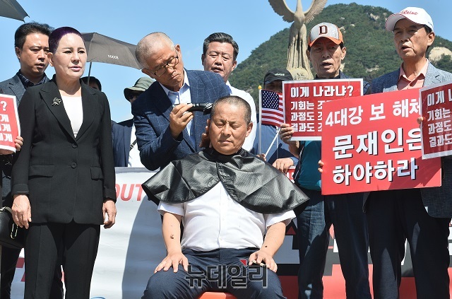 ▲ 김문수 전 경기지사가 청와대 앞에서 삭발식을 하고 있다. ⓒ박성원 기자