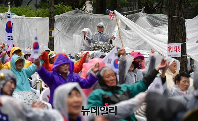 ▲ 문재인 하야와 조국 사퇴를 촉구하며 5일째 밤샘 철야농성을 이어가고 있는 시민들이 7일 오후 청와대 인근 효자로 철야농성장에서 집회를 이어가고 있다. ⓒ정상윤 기자