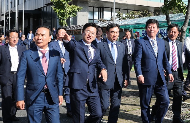 ▲ 국회 국토건설위원회 위원들이 8일 대전시청에서 국정감사를 실시한 뒤 서대전 육교 현장을 방문, 허태정 시장의 
안내를 받고 있다.ⓒ대전시