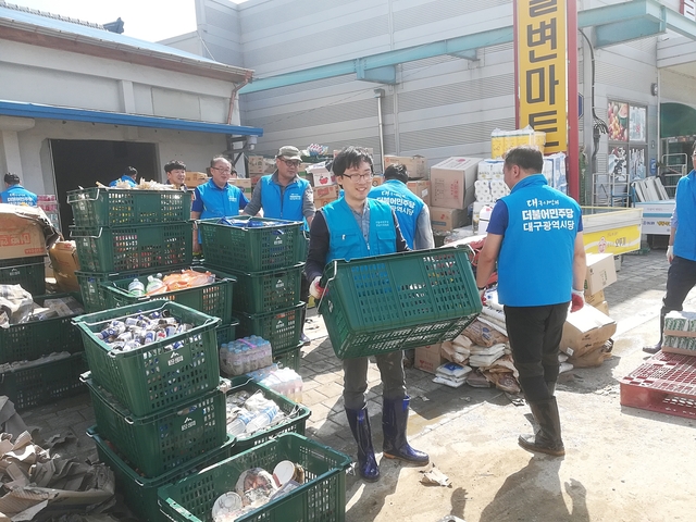 ▲ 더불어민주당 대구시당이 경북 울진 피해 복구 봉사활동을 진행했다.ⓒ민주당 대구시당