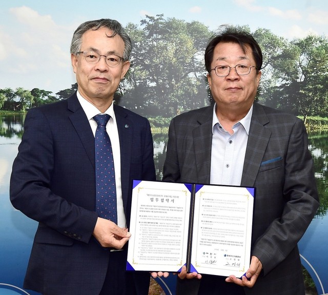 ▲ 8일 제천시청에서 이상천 시장(오른쪽)과 고영태 한국가스기술공사 대표가 수소충전소 구축 업무협약을 갖고 기념촬영을 하고 있다.ⓒ제천시