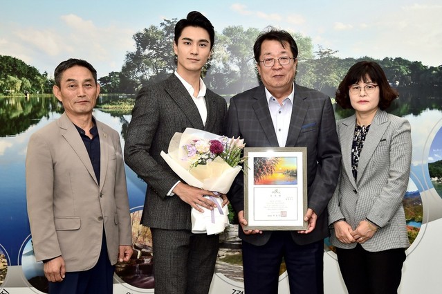 ▲ '세계에서 가장 잘생긴 남자'란 칭호를 받게된 '미스터 글로벌' 김종우(왼쪽 두번째)씨가 이상천 시장으로부터 제천시 홍보대사 위촉장을 받고 그의 부모들과 기념촬영을 하고 있다.ⓒ제천시