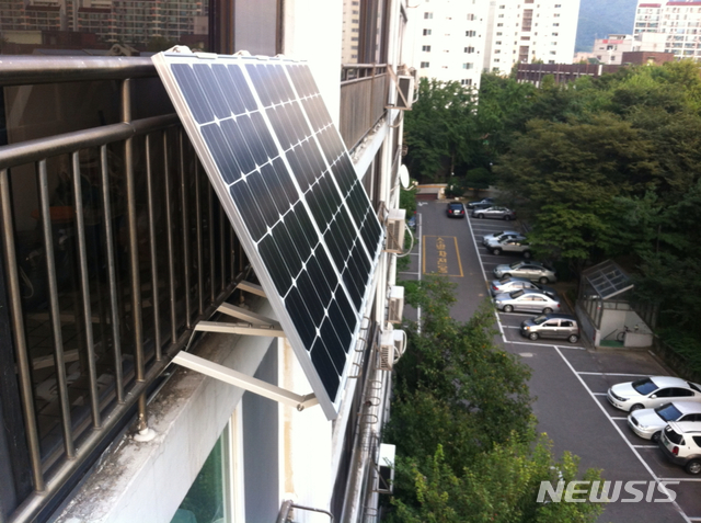 ▲ 감사원이 지난 7일 발표한 ‘서울특별시 베란다형 태양광 미니발전소 보급사업 추진 실태’에 따르면 서울시는 친여권 협동조합에 ‘베란다형 태양광 미니발전소 보급사업’특혜를 줬다. 사진은 베란다형 태양광 미니발전소. ⓒ뉴시스