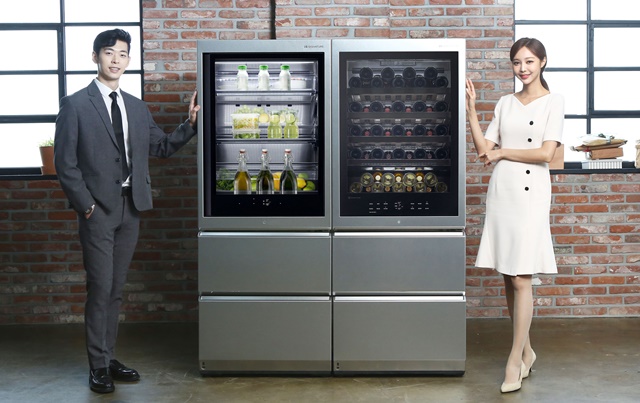 ▲ 왼쪽부터 LG 시그니처 상냉장·하냉동 냉장고, LG 시그니처 와인셀러. ⓒLG전자