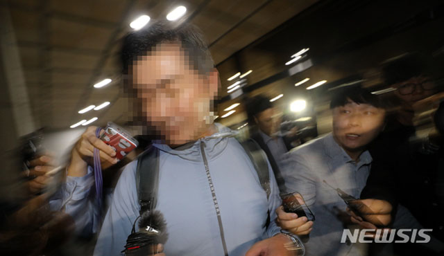 ▲ 지난 9월 26일 서울중앙지검에서 조사를 받고 나서는 조국 장관의 동생. 허리디스크 환자라는데도 배낭을 매고 날쌔게 법원을 빠져나갔다. ⓒ뉴시스. 무단전재 및 재배포 금지.