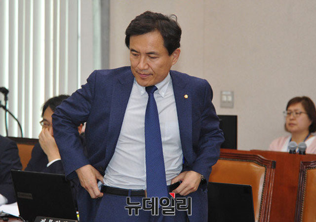 ▲ 김진태 자유한국당 의원은 9일 조국 동생에 대한 구속영장이 기각되자 