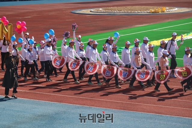 ▲ 대회에는 ‘대구신청사 유치는 화원’ 플래카드를 걸고 선수단 입장이 이어지면서 화원유치에 대한 강한 의지를 드러냈다.ⓒ뉴데일리