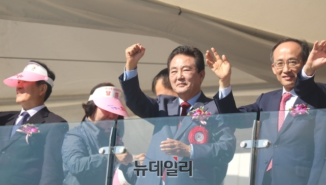 ▲ 김문오 군수(중간)가 선수단 입장식에서 주먹을 쥐고 있고 추경호 국회의원은 바로 옆에서 손을 흔들고 있다.ⓒ뉴데일리