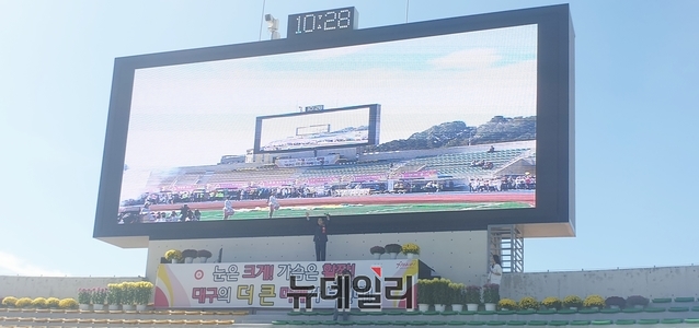 ▲ 김문오 군수는 화원유치를 위한 달성비전 프레젠테이션을 운동장 내 전광판 밑에서 직접 해 눈길을 끌었다.ⓒ뉴데일리