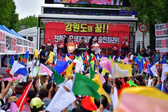 ▲ '설악산 오색케이블'사업을 요구하는 강원 양양군민들이 지난 8월, 환경부 발표에 앞서 청와대 앞에서 조기 사업 승인을 요구하며 집회와 함께 삭발투쟁을 벌이고 있는 모습. 이날 김진하 양양군수, 정문하 추진위원장, 박상형 양양군이장협의회장 등 20여명이 삭발에 참여했다.ⓒ양양군