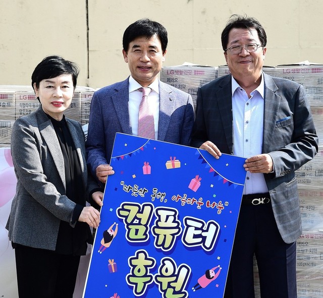 ▲ 지난 8일 희망을 나누는 사람들 김정안 회장(가운데)이 제천을 방문해 제천시사회복지협의회에 저소득층을 위한 기부물품과 장학금, 컴퓨터를 전달하고 이상천 시장(오른쪽)과 양순경 협의회장과 기념촬영을 하고 있다.ⓒ제천시