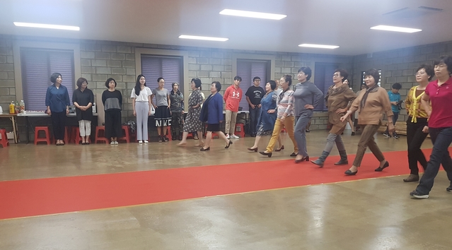 ▲ 청도군은 감물염색 디자인 패션쇼에 참가할 군민 40명을 대상으로 전문 모델 아카데미를 실시된다.ⓒ청도군