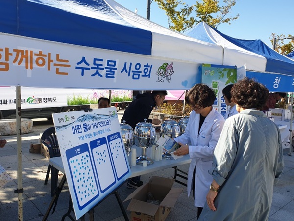 ▲ 청주시는 8일 소비자정보전시회에서 수돗물 신뢰성을 높기 위한 시음행사를 했다.ⓒ청주시