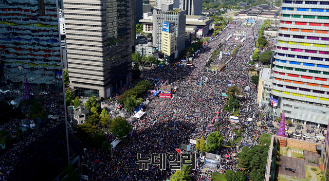 ▲ '문재인 하야 범국민 투쟁본부'의 9일 광화문집회에 참가한 시민들의 줄이 광화문광장부터 서울역 방향으로 이어졌다. ⓒ이종현 기자
