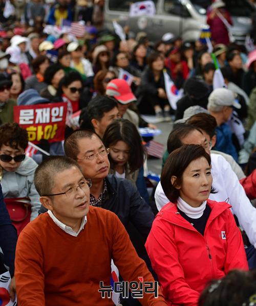 ▲ 황교안 자유한국당 대표와 나경원 같은당 원내대표가 9일 광화문집회에 참여해, 연사들 목소리에 귀기울이고 있다. ⓒ정상윤 기자