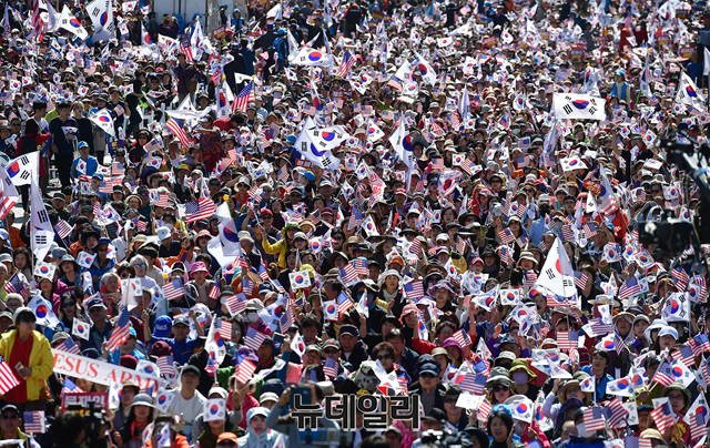 ▲ 태극기와 성조기를 흔드는 자유시민들 ⓒ정상윤