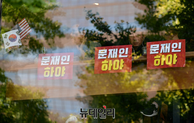 ▲ 인근 커피숍 2층에서 손피켓을 창문에 붙힌 시민들 ⓒ정상윤