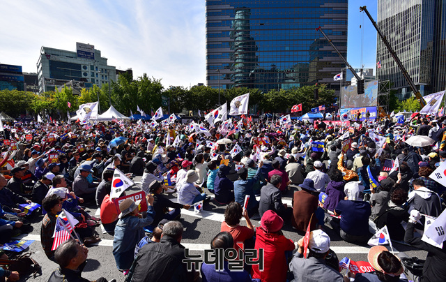 ▲ 광화문 광장에 앉아 발언 듣는 자유시민들 ⓒ정상윤