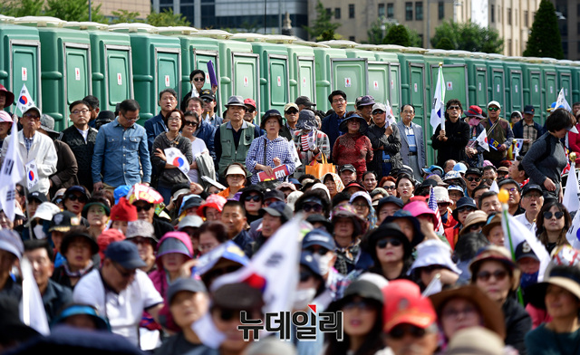 ▲ 광장 중간에 설치된 간이화장실 ⓒ정상윤