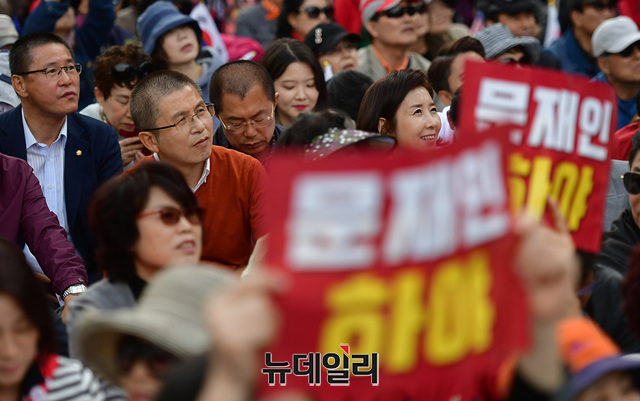 ▲ 군중속에 자리한 자유한국당 ⓒ정상윤