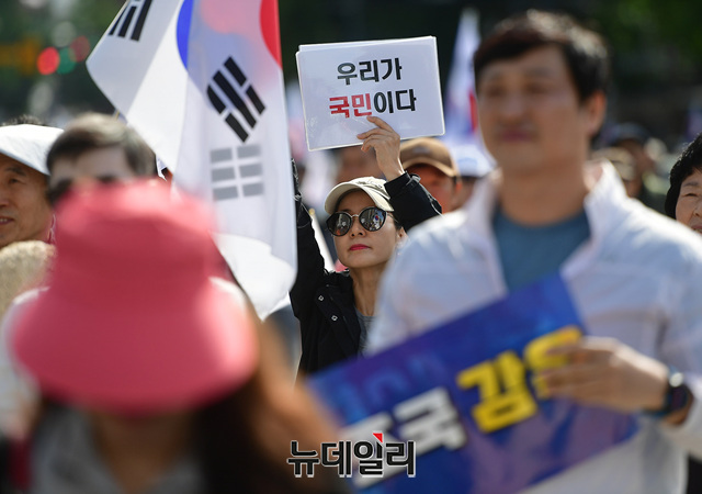 ▲ 손피켓을 들고 행진하는 시민들 ⓒ정상윤