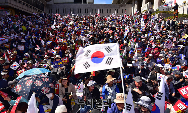 ▲ 세종문화회관 계단 메운 자유시민들 ⓒ정상윤