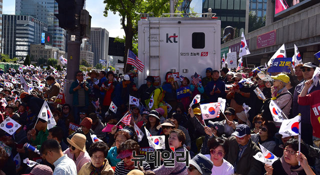 ▲ 설치된 이동통신 중계차량, 3일 집회에는 휴대전화 통신이 원활하지 않았다. ⓒ정상윤